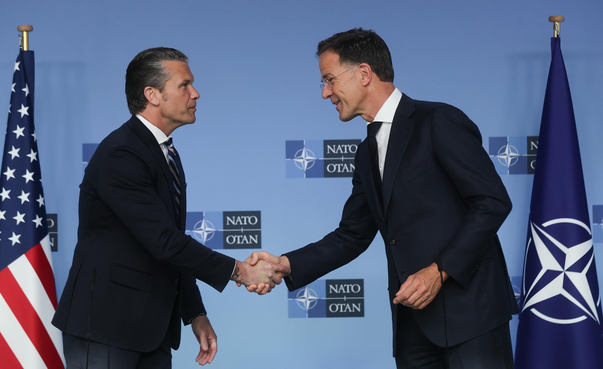 El secretario general de la OTAN, Mark Rutte (d), este jueves junto al secretario de Defensa de Estados Unidos, Pete Hegseth (i), en una comparecencia antes de una reunión de los ministros de Defensa de la OTAN en la sede de la Alianza en Bruselas. EFE/EPA/Olivier Hoslet
