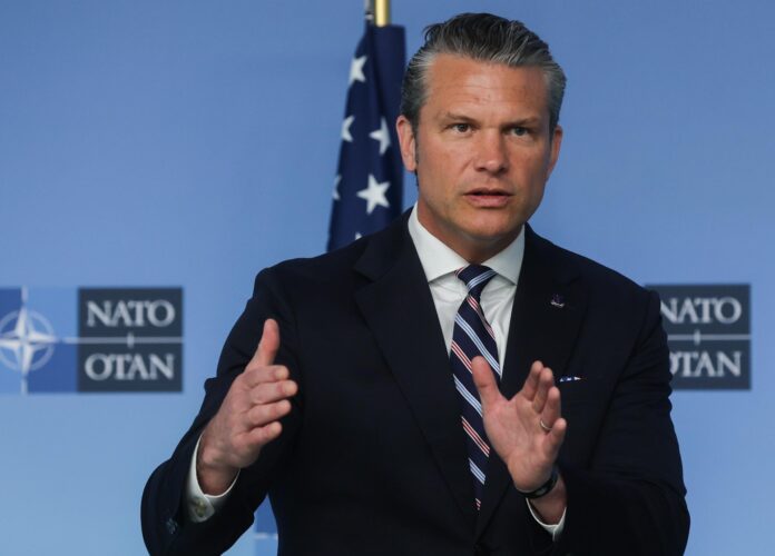 El secretario de Defensa de Estados Unidos, Pete Hegseth (i), este jueves en una comparecencia antes de una reunión de los ministros de Defensa de la OTAN en la sede de la Alianza en Bruselas. EFE/EPA/Olivier Hoslet
