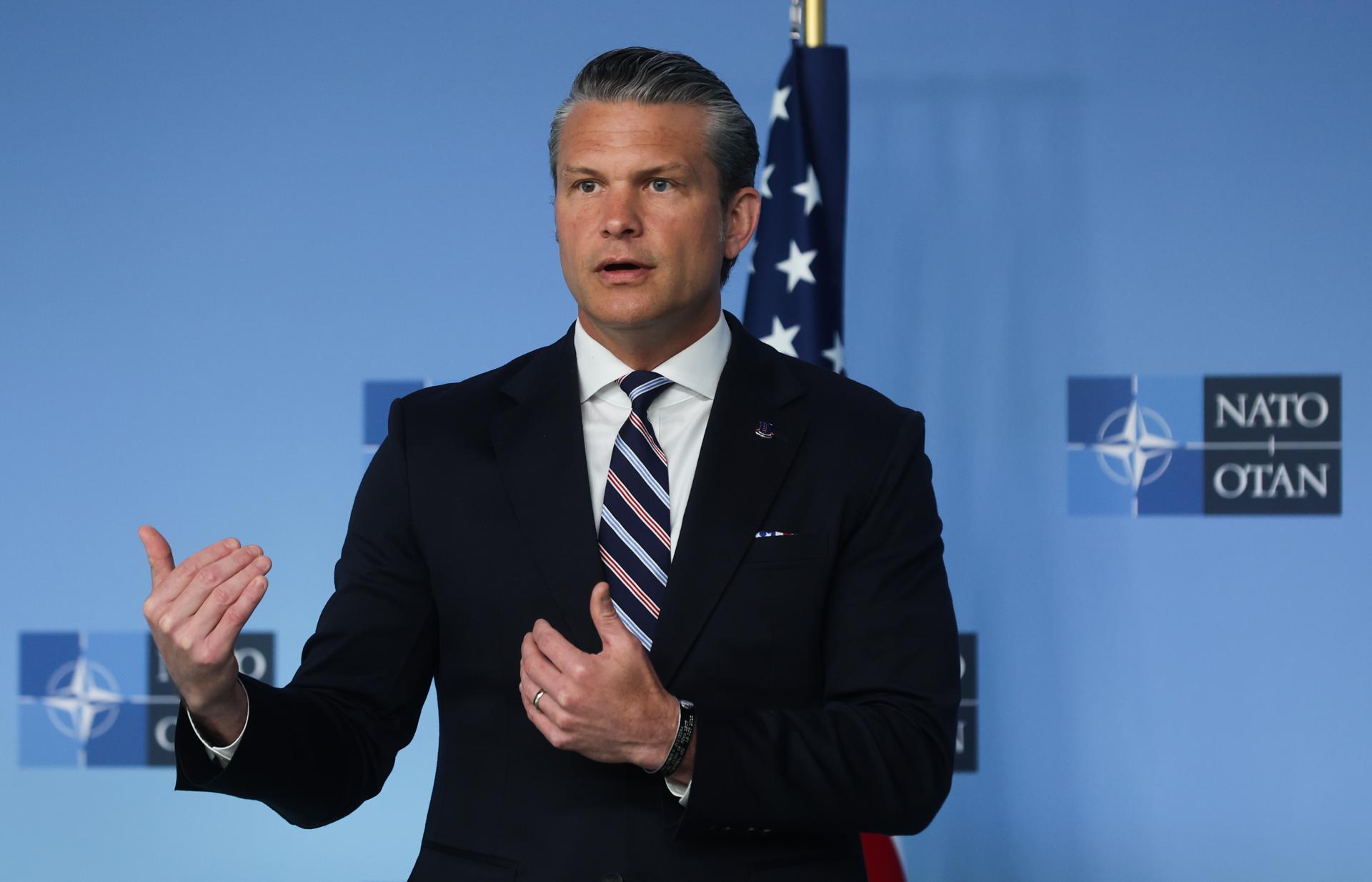 El secretario de Defensa de Estados Unidos, Pete Hegseth (i), este jueves en una comparecencia antes de una reunión de los ministros de Defensa de la OTAN en la sede de la Alianza en Bruselas. EFE/EPA/Olivier Hoslet