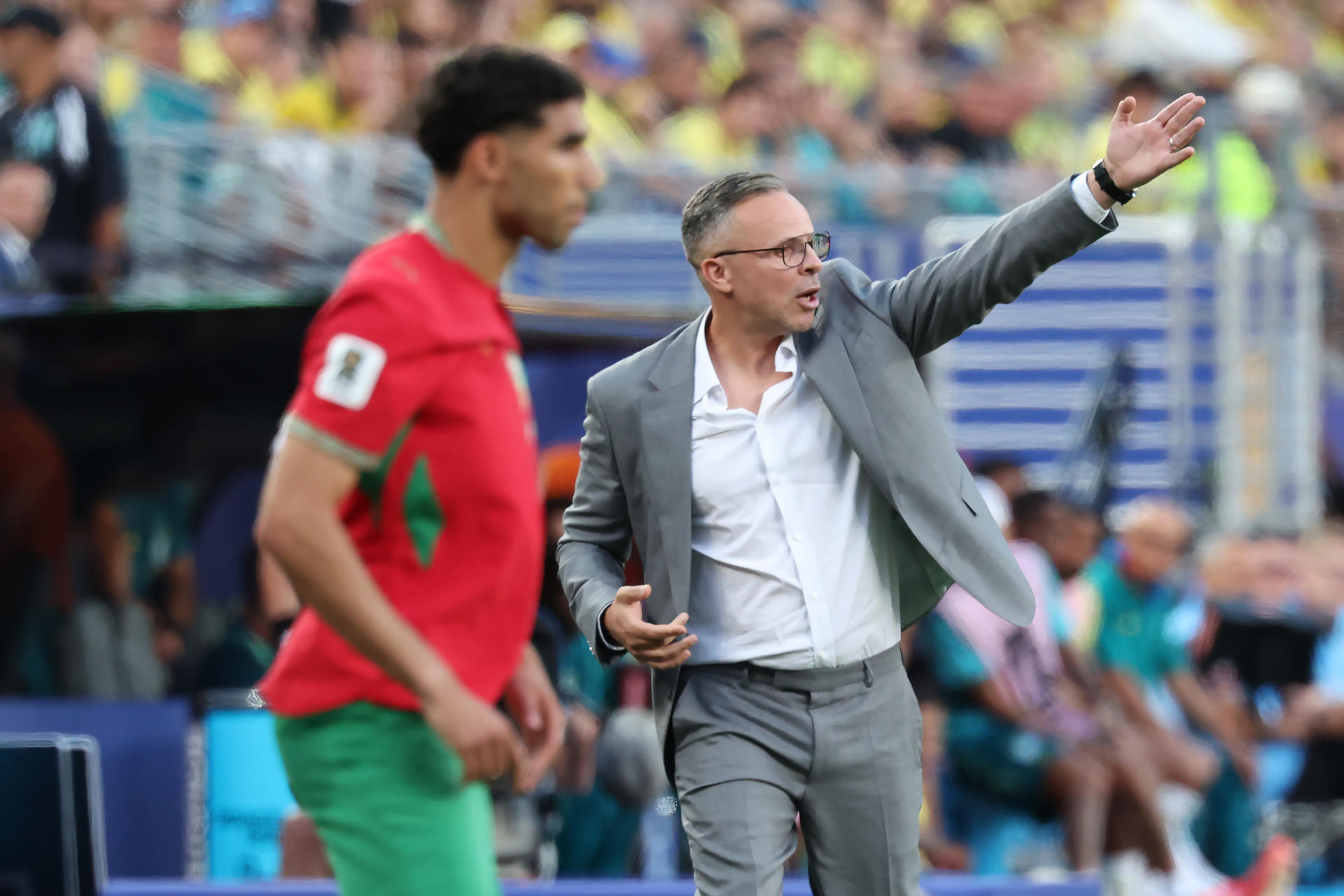 El seleccionador de Marruecos, Mohamed Ouahbi, da instrucciones durante el partido que su selección disputó contra Brasil en el Mundial de Estados Unidos, México y Canadá el 13 de junio. EFE/ Sebastiao Moreira
