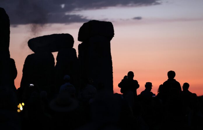Imagen de archivo de personas celebrando el solsticio de verano en Stonehenge, Wiltshire, Reino Unido. EFE/EPA/Andy Rain
