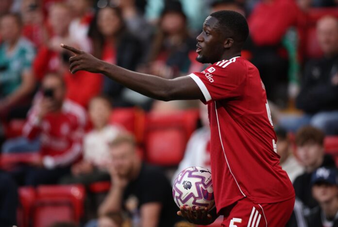 El futbolista francés Ibrahima Konate, en una imagen de archivo del 4 de agosto de 2025 como jugador del Liverpool. EFE/ ADAM VAUGHAN
