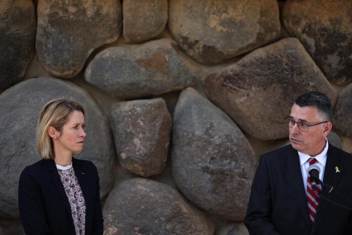 La alta representante de la UE para Asuntos Exteriores y Política de Seguridad, Kaja Kallas (i), y el ministro de Asuntos Exteriores de Israel, Gideon Sa'ar (d), durante una comparecencia en Jerusalén, el 24 de marzo de 2025. EFE/EPA/ATEF SAFADI
