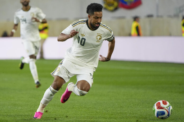 Salem Al Dawsari de Arabia Saudí controla el balón en un partido amistoso entre Ecuador y Arabia Saudí previo al Mundial 2026 en el estadio Sports Illustrated, en Nueva Jersey (Estados Unidos). EFE/ Ángel Colmenares
