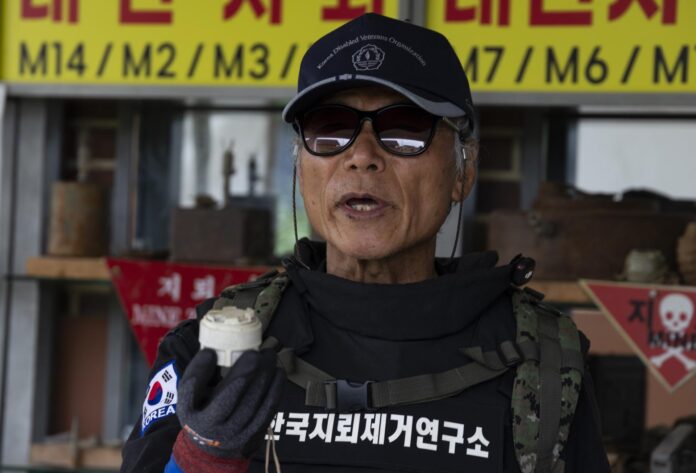 Kim Ki-ho, presidente del Instituto de Desminado de Corea, habla sobre la mina antipersona M14 durante una entrevista en la aldea fronteriza de Haemaru-chon, cerca de la Zona Desmilitarizada (DMZ) en Paju, provincia de Gyeonggi (Corea del Sur), el 17 de junio de 2026 (publicado el 18 de junio de 2026). Kim Ki-ho, exsoldado surcoreano, lleva más de dos décadas trabajando en solitario para retirar millones de minas terrestres que quedaron a lo largo de la frontera tras la Guerra de Corea (1950-1953). Kim afirmó que continuará con esta labor de alto riesgo durante el resto de su vida para ayudar a promover la paz en la región. EFE/EPA/JEON HEON-KYUN
