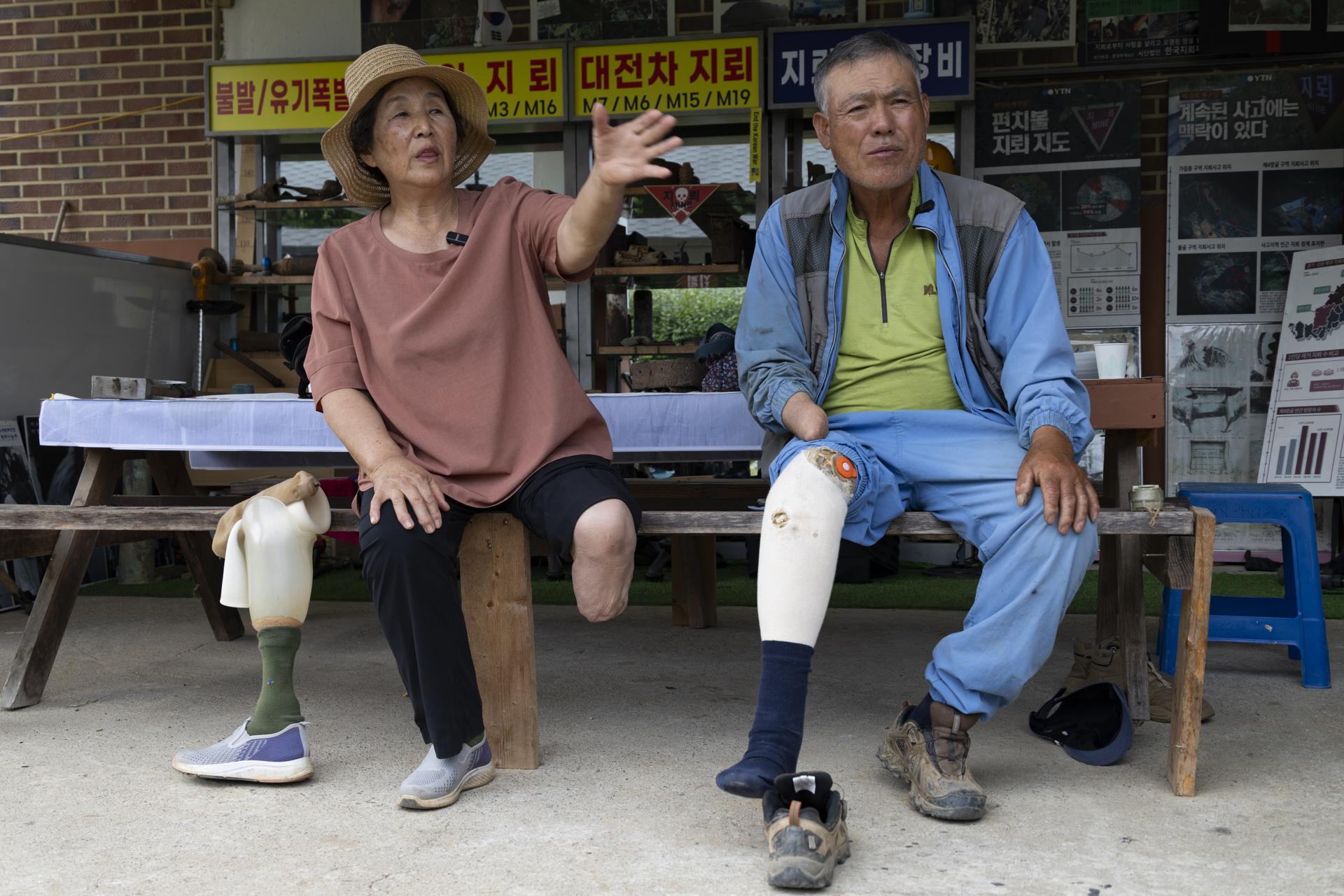 Los surcoreanos Ahn Mi-jae (izq.), de 74 años, y Lee Hyung-il (der.), de 65 —ambos supervivientes de explosiones de minas terrestres sufridas mientras realizaban labores agrícolas cerca de la línea de control civil a los 57 y 24 años, respectivamente—, hablan durante una entrevista en la aldea fronteriza de Haemaru-chon, próxima a la Zona Desmilitarizada (DMZ) en Paju, Corea del Sur, el 17 de junio de 2026 (difundido el 18 de junio de 2026). EFE/EPA/JEON HEON-KYUN