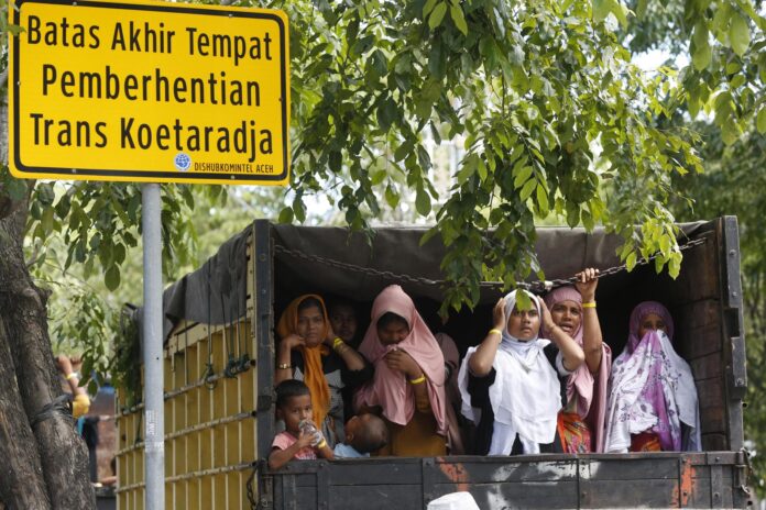 Imagen de archivo de mujeres rohingya refugiadas que esperan en un camión tras ser reubicadas forzosamente desde Aceh del Sur a la capital de la provincia de Aceh, en Banda Aceh, Indonesia, el 7 de noviembre de 2024.
EFE/EPA/HOTLI SIMANJUNTAK
