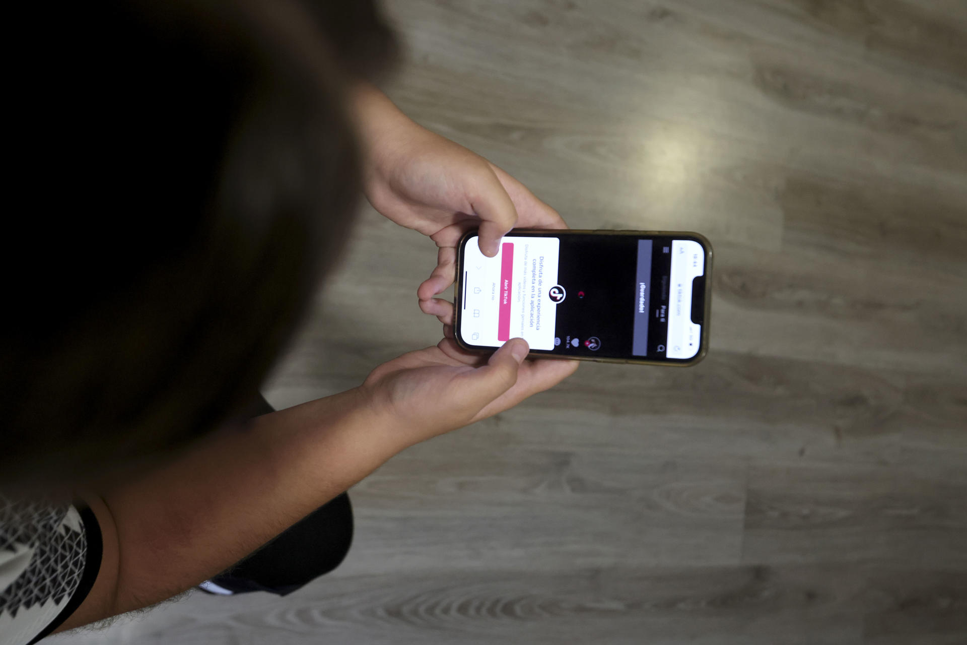 Imagen de archivo del 20 de octubre de 2023 que muestra a una chica consultando su teléfono móvil. EFE/ J.M. García
