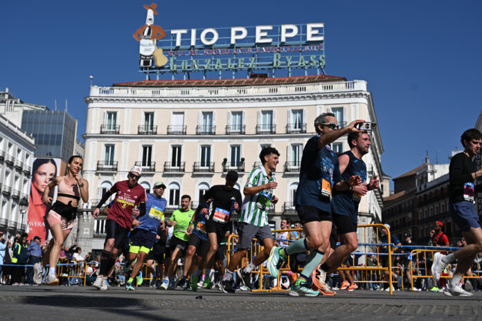 Varios atletas a su paso por la Puerta del Sol durante el Medio Maratón de Madrid, celebrado el pasado 22 de marzo. EFE/ Fernando Villar
