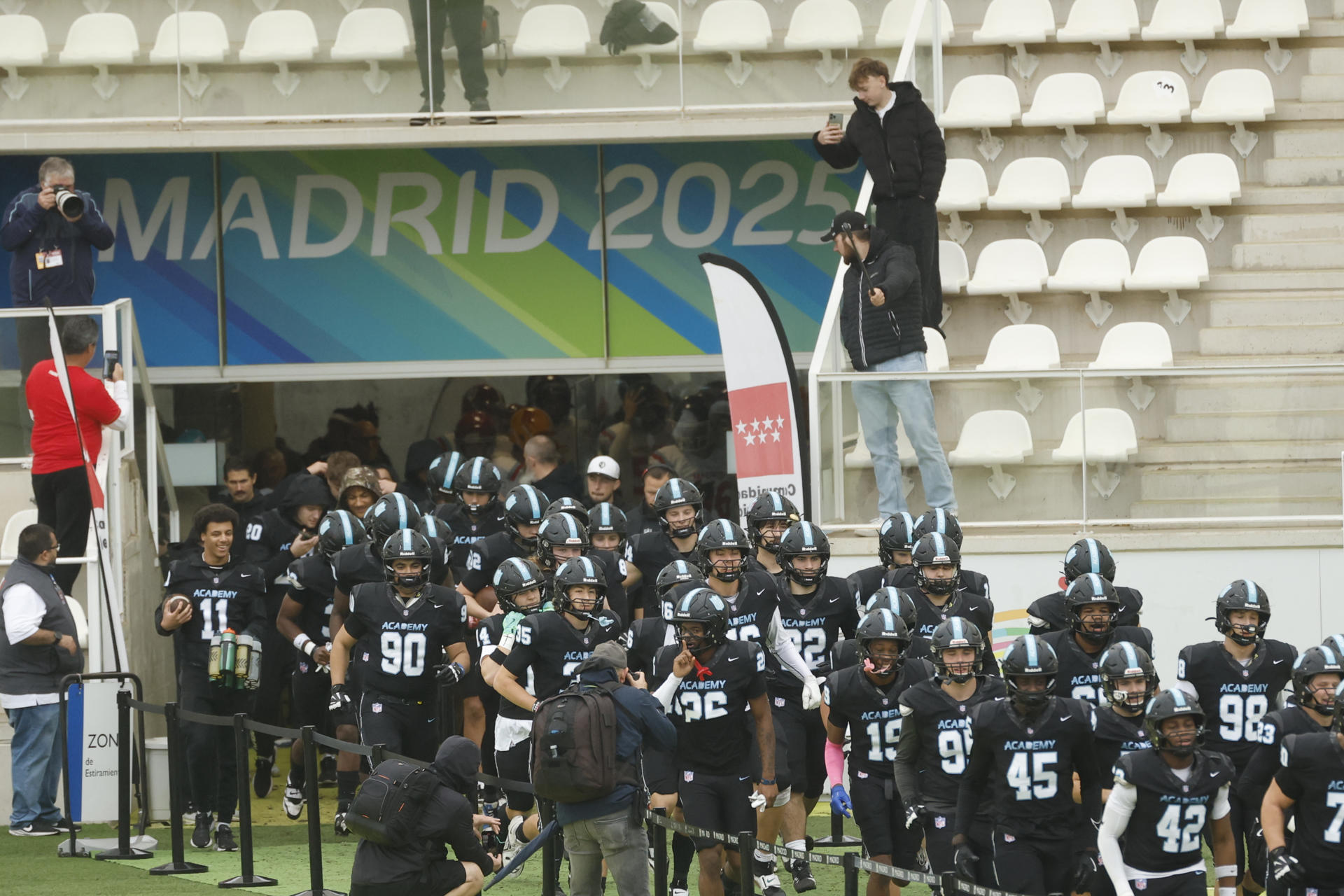 Partido entre NFL Academy y Team Madrid disputado en el estadio de Vallehermoso el 15 de noviembre de 2025, previo al partido que Miami Dolphins y Washington Commanders, primer partido de la NFL en España, disputan este domingo en el Santiago Bernabéu. En la imagen, el combinado NFL Academy, antes del inicio del partido. EFE/JuanJo Martín
