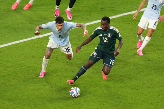 El futbolista Saud Abdulhamid (d), de Arabia Saudí, durante el partido disputado por su selección el pasado 15 de junio contra la de Uruguay en el Mundial FIFA 2026. EFE/ Alberto Boal
