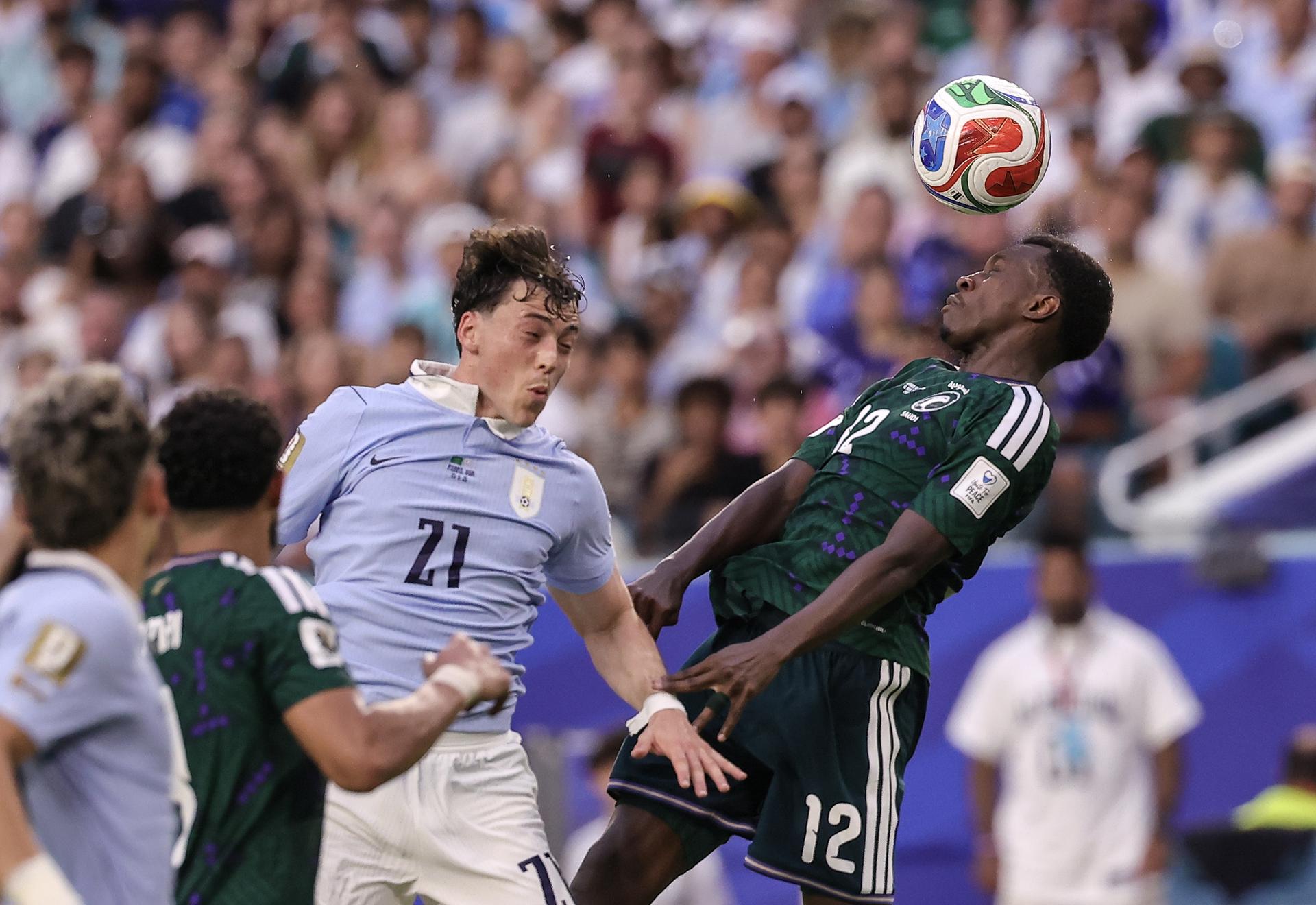 El futbolista Saud Abdulhamid (d), de Arabia Saudí, durante el partido disputado por su selección el pasado 15 de junio contra la de Uruguay en el Mundial FIFA 2026. EFE/CRISTOBAL HERRERA-ULASHKEVICH
