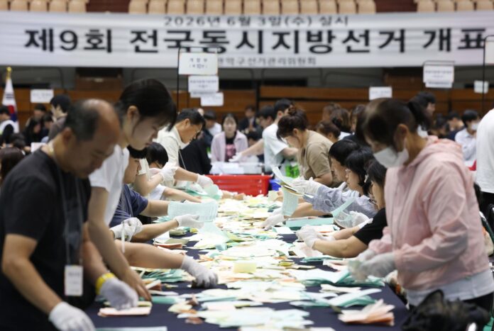Imagen de archivo de trabajadores electorales iniciando el recuento de votos en las elecciones locales en un centro de recuento en el distrito de Gwanak en Seúl, Corea del Sur, el 3 de junio de 2026. 
EFE/EPA/YONHAP SOUTH KOREA OUT
