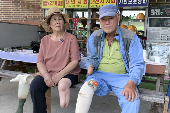 ALDEA DE HAEMARU (COREA DEL SUR), 18/06/2026.- Las víctimas de explosiones de minas Ahn Mi-jae (izda.) y Lee Hyung-il visitan el Instituto de Desminado de Corea, en la Zona de Control Civil surcoreana. 
EFE/ Ruy A. Valdés
