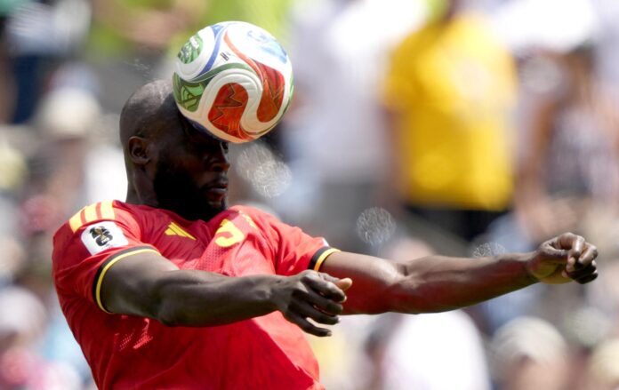 El jugador belga Romelu Lukaku disputa el balón durante el partido de la fase de grupos de la Copa Mundial de la FIFA 2026 entre Bélgica y Egipto, en Seattle, EE.UU. EFE/EPA/STEPHEN BRASHEAR
