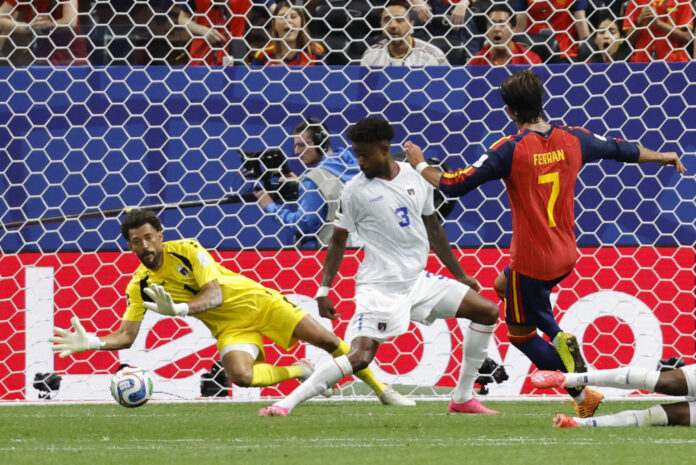 El delantero de España Ferran Torres (d) efectúa un lanzamiento durante el partido del grupo H del Mundial 2026 entre España y Cabo Verde, este lunes en el Estadio Atlanta. EFE/ Lavandeira Jr
