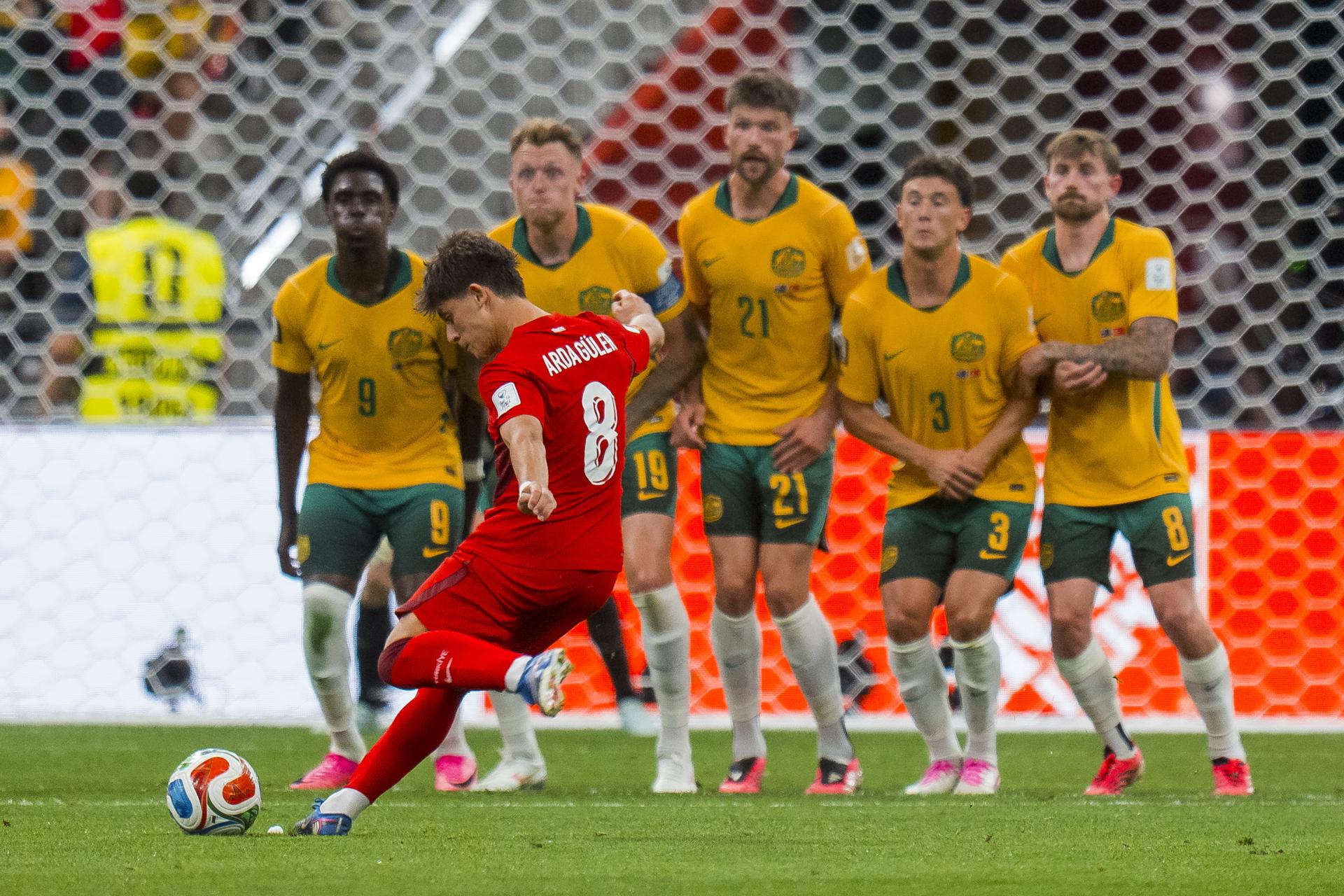 Arda Güler (8) es el jugador clave para que la selección de Turquía enderece el camino en el Mundial 2026 y consiga un triunfo frente a Paraguay. EFE/EPA/BOB FRID