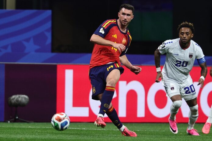 Laporte da un pase ante Cabo Verde. EFE/EPA/RONALD WITTEK
