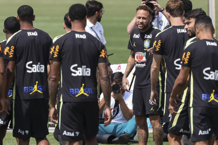 Fotografía del 17 de junio de 2026 en la que se observa a Neymar (c), de Brasil, al hablar con sus compañeros en una practica en el centro de entrenamiento Columbia Park, como parte del Mundial de la FIFA 2026 en Morristown, New Jersey (EE.UU.). EFE/Sebastiao Moreira
