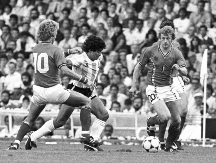 Foto de archivo de Diego Maradona en su debut en la Copa del Mundo, en la edición de España-82 frente a Bélgica EFE.
