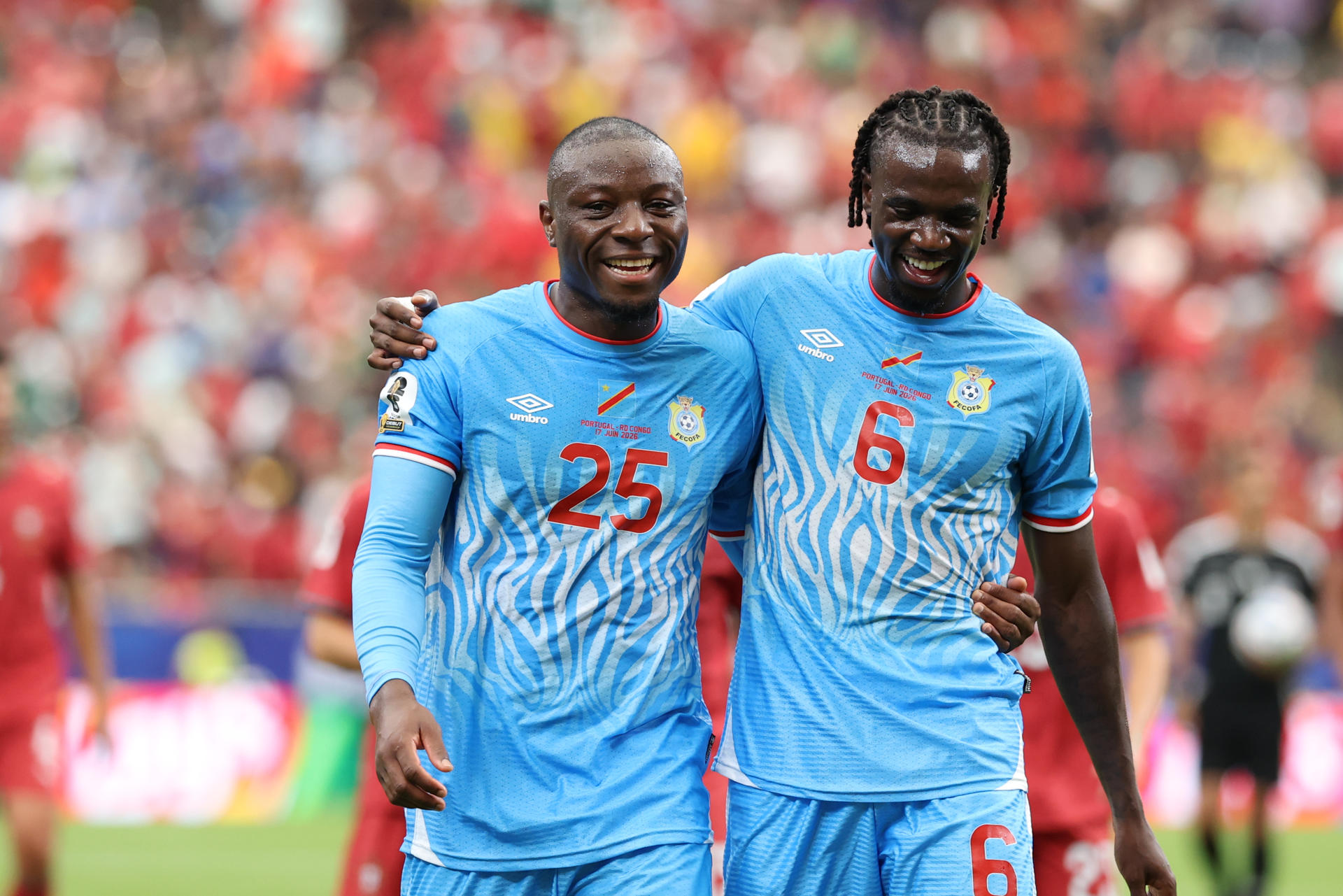 Los jugadores de El Congo Edo Kayembe (i) y Ngal'ayel Muka, felices al empatar con Portugal en el Mundial 2026 en el estadio Houston (Texas). EFE/Carlos Ramírez
