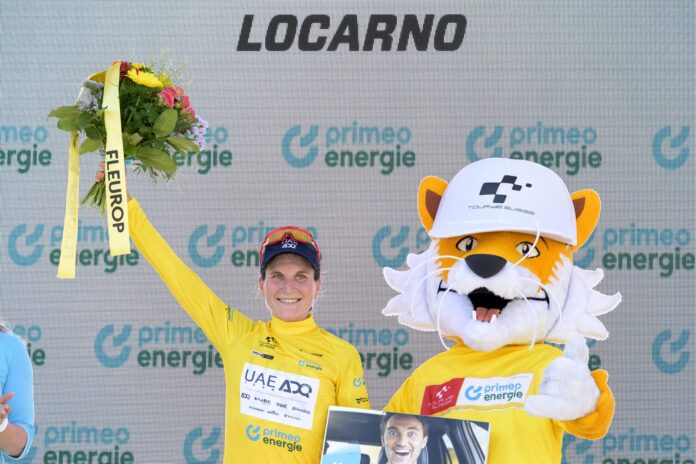 La ganadora de la etapa y nueva líder de la clasificación general, la italiana Elisa Longo Borghini, del equipo UAE Team ADQ, celebra con su maillot amarillo tras la segunda etapa, una carrera de 105 km con salida y llegada en Locarno en la Vuelta a Suiza. EFE/EPA/GIAN EHRENZELLER
