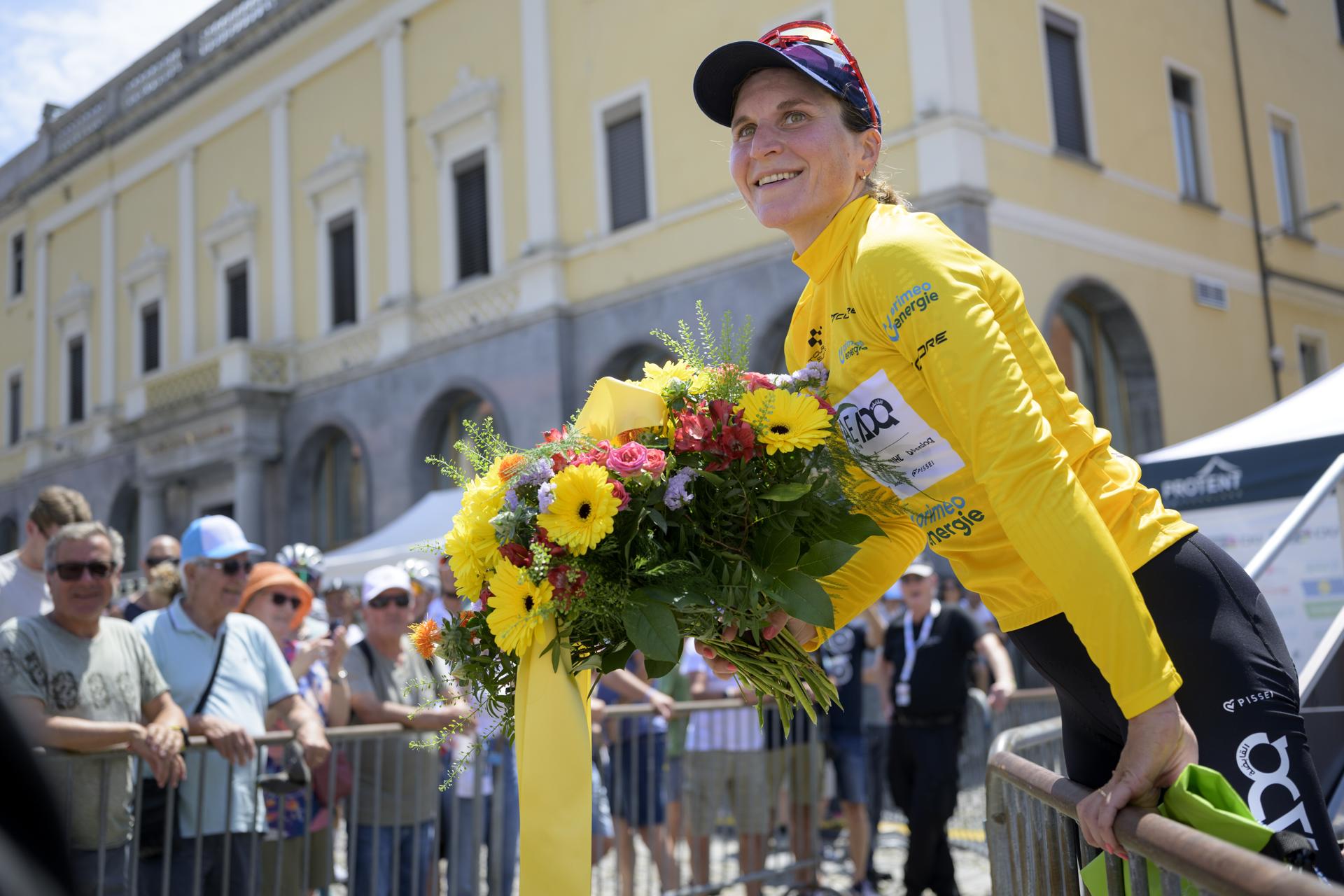 La ganadora de la etapa y nueva líder de la clasificación general, la italiana Elisa Longo Borghini, del equipo UAE Team ADQ, celebra con su maillot amarillo tras la segunda etapa, una carrera de 105 km con salida y llegada en Locarno en la Vuelta a Suiza. EFE/EPA/GIAN EHRENZELLER