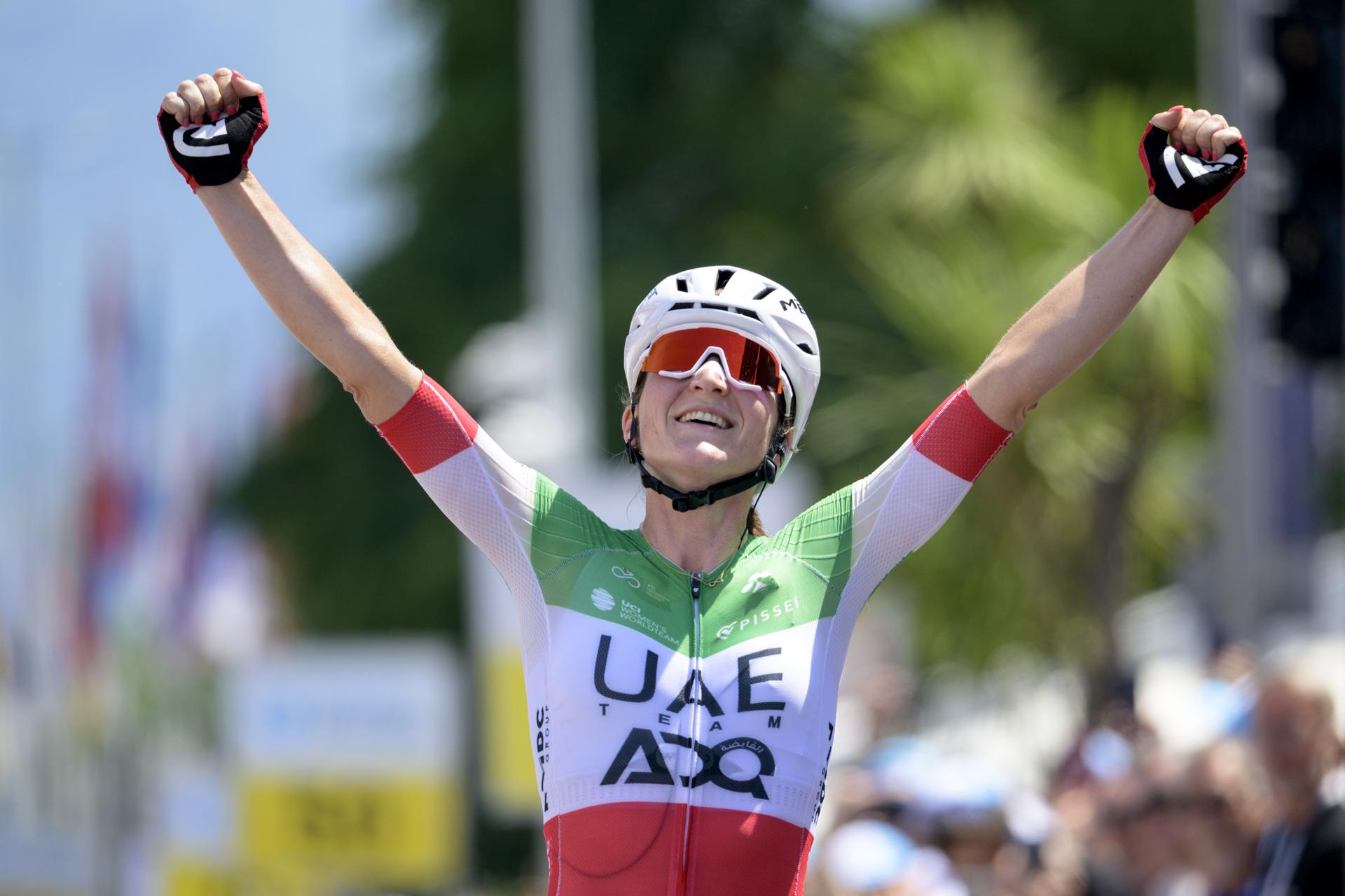La ganadora de la etapa, la italiana Elisa Longo Borghini, del equipo UAE Team ADQ, celebra al cruzar la meta durante la segunda etapa, una carrera de 105 km con salida y llegada en Locarno, en La Vuelta a Suiza femenina. EFE/EPA/GIAN EHRENZELLER
