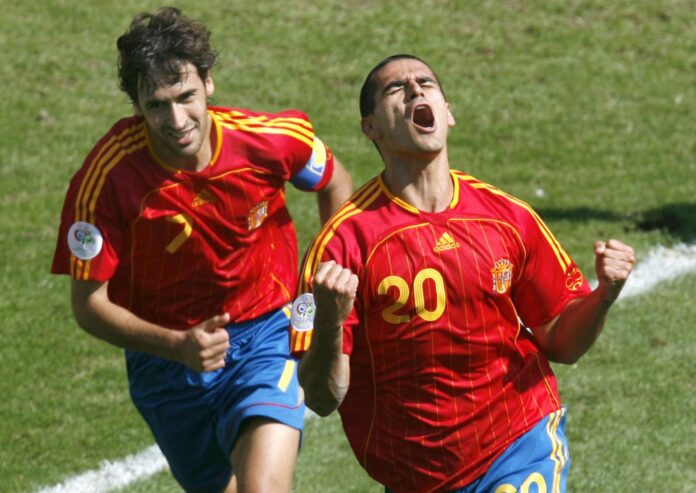 Juanito, junto a Raúl, tras su gol a Arabia Saudí en el Mundial de Alemania 2006. EFE/JULIO MUÑOZ.
