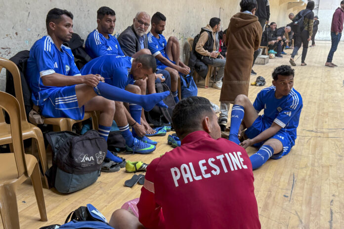 Imagen de archivo del pasado 14 de febrero que muestra a hombre jugando al fútbol en el centro de la Franja de Gaza, tras más de dos años sin campeonatos por la ofensiva de Israel. EFE/ Ahmad Awad
