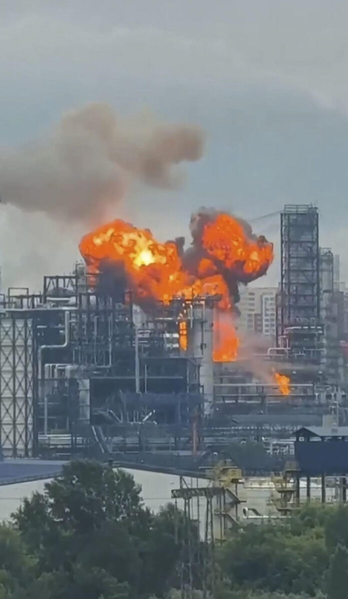 Captura de televisión de la refinería de Kapotnia, al sureste de la capital rusa, que se incendió tras un ataque masivo con drones ucranianos que penetró las defensas rusas y logró impactar anoche contra un complejo de refinerías en el sureste de Moscú, ya atacado el martes, provocando varios incendios. EFE/Astra / SOLO USO EDITORIAL/SOLO DISPONIBLE PARA ILUSTRAR LA NOTICIA QUE ACOMPAÑA (CRÉDITO OBLIGATORIO)
