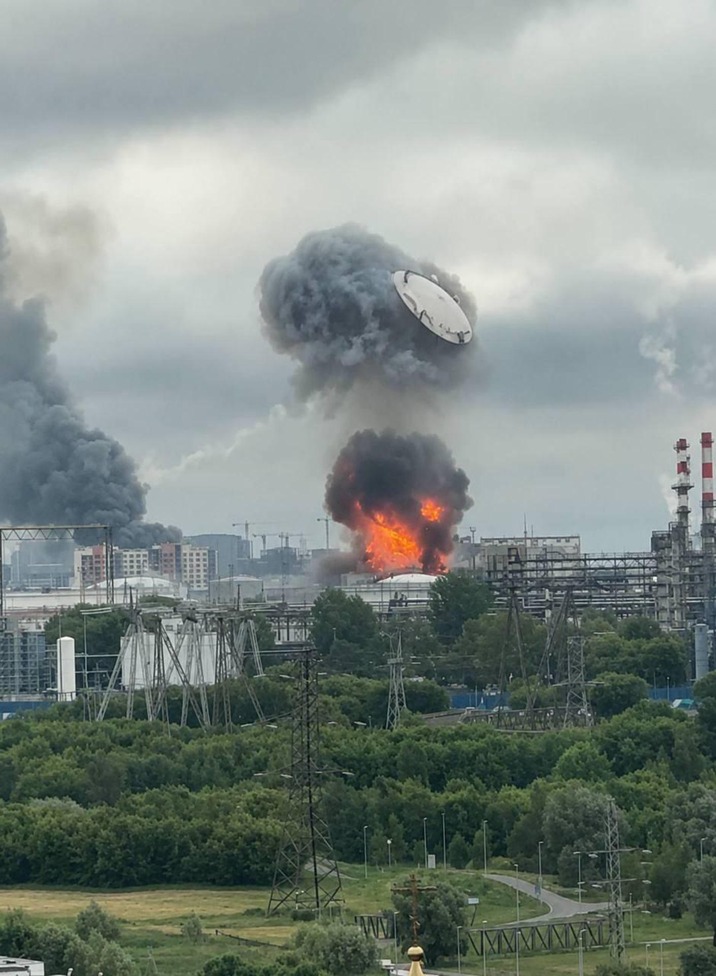 La refinería de Kapotnia, al sureste de la capital rusa, se incendió en las últimas horas debido a un ataque masivo de drones ucranianos contra Moscú, revelaron este martes las autoridades rusas, que aseguran haber derribado 60 aparatos aéreos que atacaron la ciudad. "Los ataques con drones enemigos contra Moscú han continuado durante las últimas 24 horas. Uno de los drones dañó una refinería de petróleo de Moscú. No hay víctimas. Los servicios de emergencia están trabajando en el lugar", comunicó el alcalde de la capital rusa, Serguéi Sobianin, en redes sociales. EFE/Telegram de Sotavision / SOLO USO EDITORIAL/SOLO DISPONIBLE PARA ILUSTRAR LA NOTICIA QUE ACOMPAÑA (CRÉDITO OBLIGATORIO)