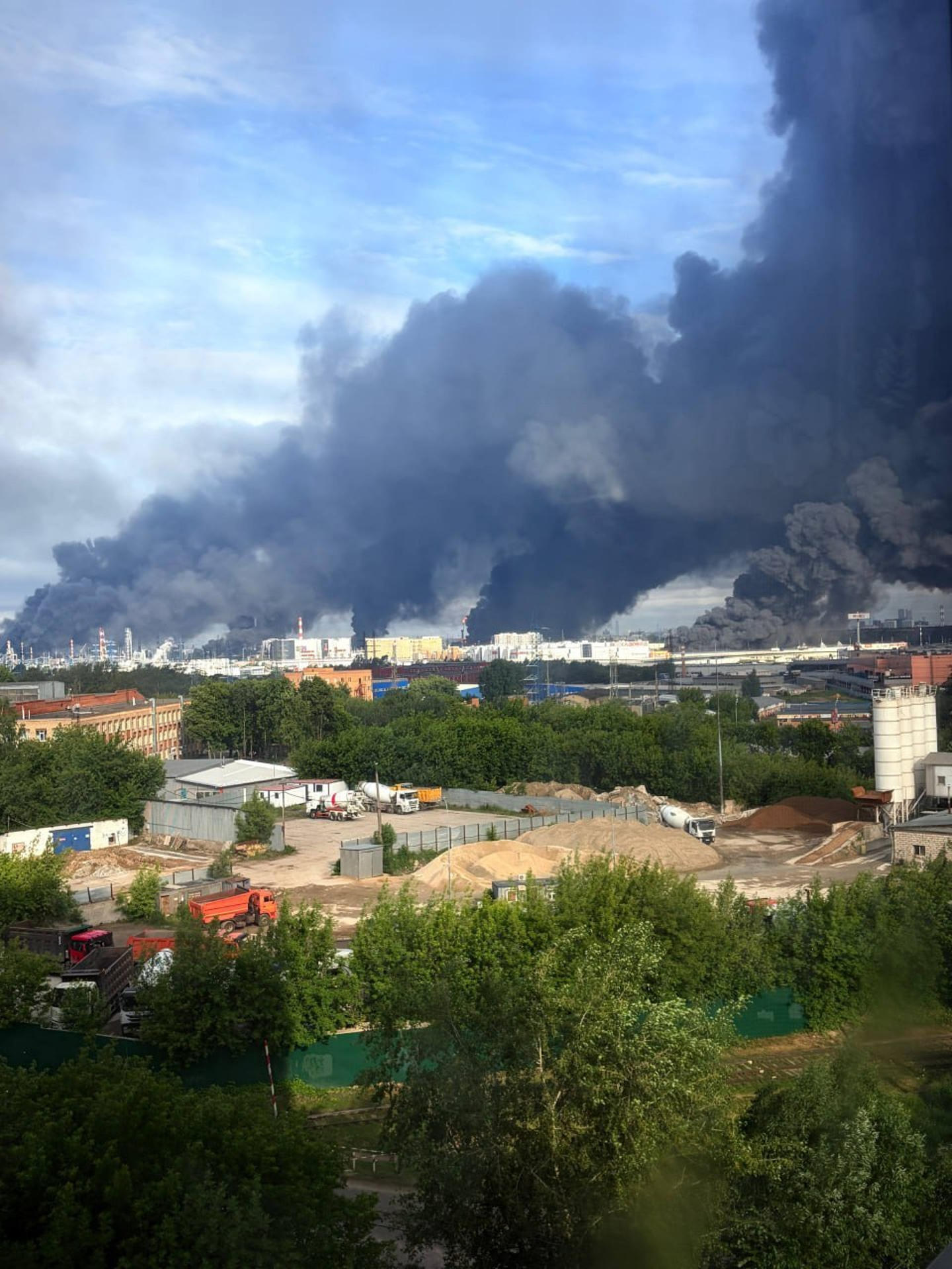 La refinería de Kapotnia, al sureste de la capital rusa, se incendió en las últimas horas debido a un ataque masivo de drones ucranianos contra Moscú, revelaron este martes las autoridades rusas, que aseguran haber derribado 60 aparatos aéreos que atacaron la ciudad. "Los ataques con drones enemigos contra Moscú han continuado durante las últimas 24 horas. Uno de los drones dañó una refinería de petróleo de Moscú. No hay víctimas. Los servicios de emergencia están trabajando en el lugar", comunicó el alcalde de la capital rusa, Serguéi Sobianin, en redes sociales. EFE/Telegram de Sotavision / SOLO USO EDITORIAL/SOLO DISPONIBLE PARA ILUSTRAR LA NOTICIA QUE ACOMPAÑA (CRÉDITO OBLIGATORIO)
