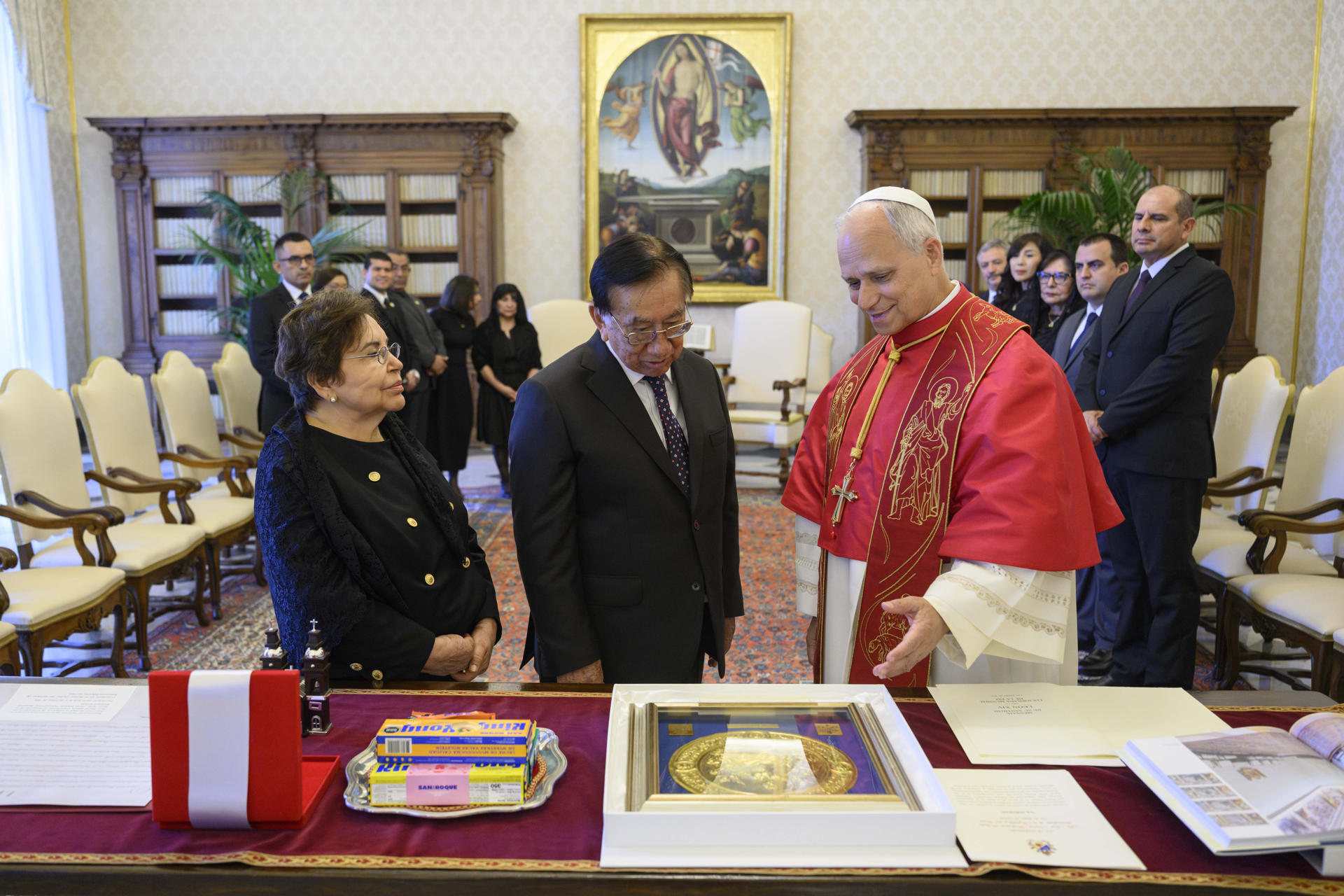 El papa León XIV recibe en audiencia al presidente interino de Perú, José María Balcázar Zelada (c), este jueves, en el Vaticano, en el marco de la gira del mandatario latinoamericano por Europa. EFE/ Simone Risoluti/Vatican Media SOLO USO EDITORIAL/SOLO DISPONIBLE PARA ILUSTRAR LA NOTICIA QUE ACOMPAÑA (CRÉDITO OBLIGATORIO)