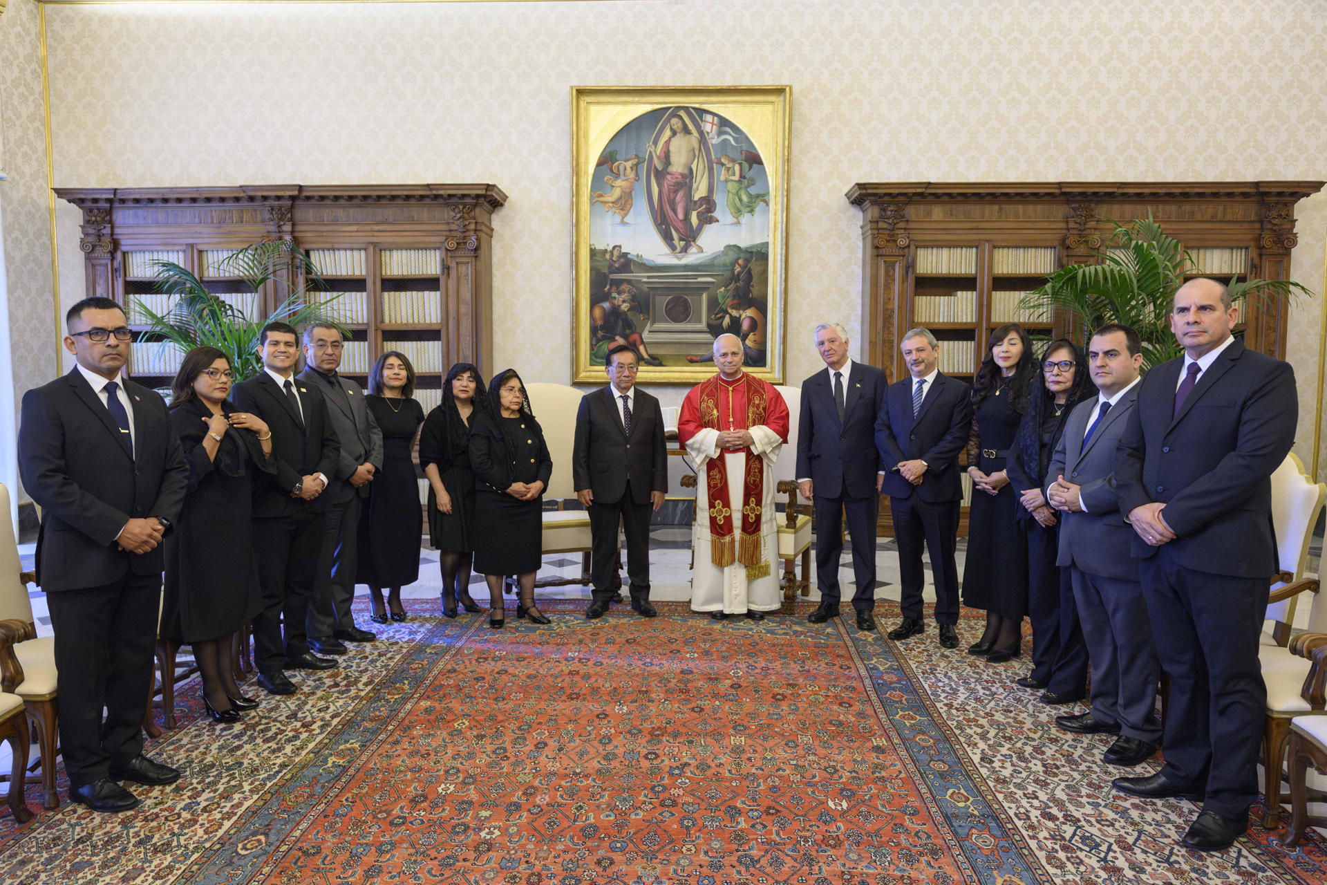- El papa León XIV recibe en audiencia al presidente interino de Perú, José María Balcázar Zelada (c), este jueves, en el Vaticano, en el marco de la gira del mandatario latinoamericano por Europa. EFE/ Simone Risoluti/Vatican Media SOLO USO EDITORIAL/SOLO DISPONIBLE PARA ILUSTRAR LA NOTICIA QUE ACOMPAÑA (CRÉDITO OBLIGATORIO)