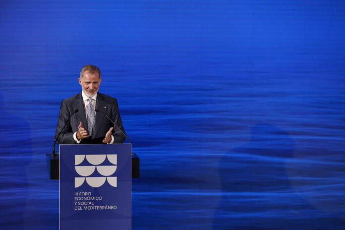 - El rey FelipeVI, durante su participación hoy en el Foro Económico y Social del Mediterráneo, que se celebra en el recinto de Cosmo Caixa de Barcelona. EFE/ Quique Garcia
