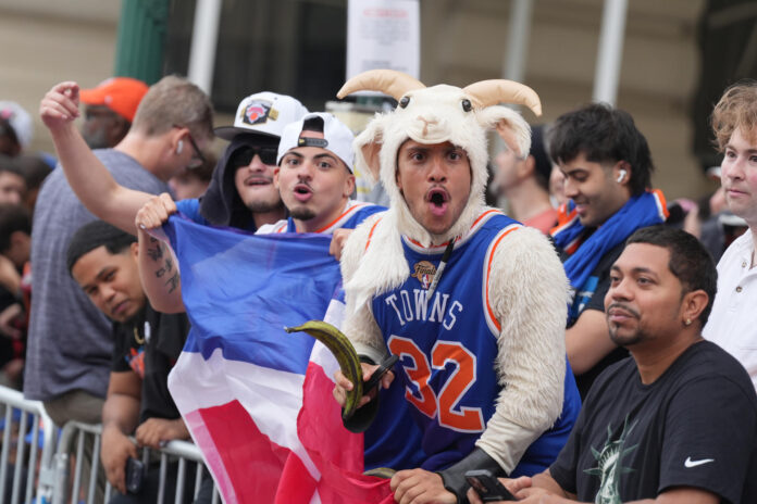 Aficionados de los Knicks de Nueva York animan este jueves, previo al desfile del equipo tras ser campeones de la NBA en Nueva York (Estados Unidos). EFE/ Ángel Colmenares
