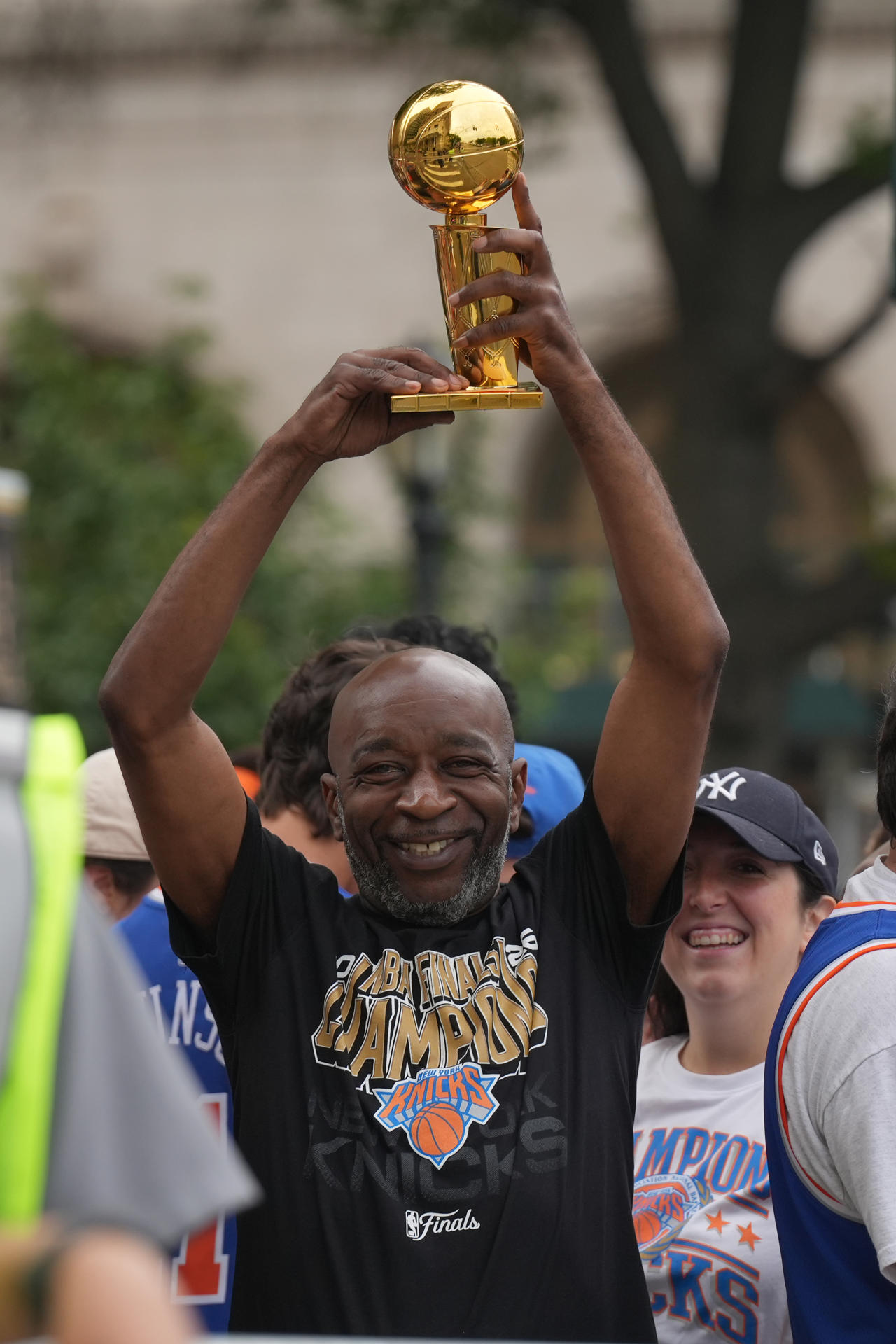 Un aficionado de los Knicks de Nueva York sostiene un trofeo este jueves, previo al desfile del equipo tras ser campeones de la NBA en Nueva York (Estados Unidos). EFE/ Ángel Colmenares
