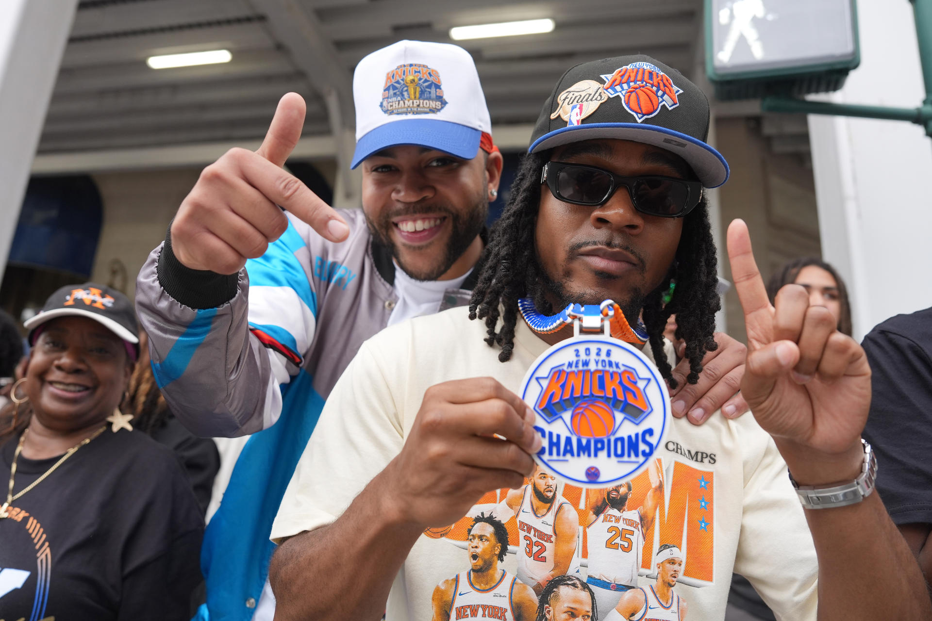 Aficionados de los Knicks de Nueva York animan este jueves, previo al desfile del equipo tras ser campeones de la NBA en Nueva York (Estados Unidos). EFE/ Ángel Colmenares
