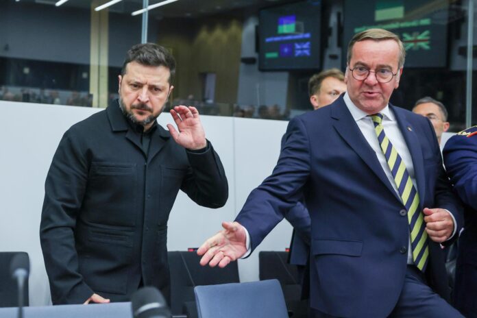 El presidente ucraniano, Volodímir Zelenski, es recibido por el ministro alemán de Defensa, Boris Pistorius (D), antes de una reunión del Grupo de Contacto de Defensa de Ucrania en la sede de la Alianza en Bruselas, Bélgica, 18 de junio de 2026. Los ministros de Defensa de la OTAN y los países aliados se reunieron en Bruselas para debatir la asistencia militar a Ucrania, incluyendo el suministro de armas, municiones, sistemas de defensa antiaérea, iniciativas de formación y apoyo de seguridad a largo plazo para Kiev en medio de la invasión en curso de Rusia. (Bélgica, Rusia, Ucrania, Bruselas, Kiev) EFE/EPA/OLIVIER HOSLET
