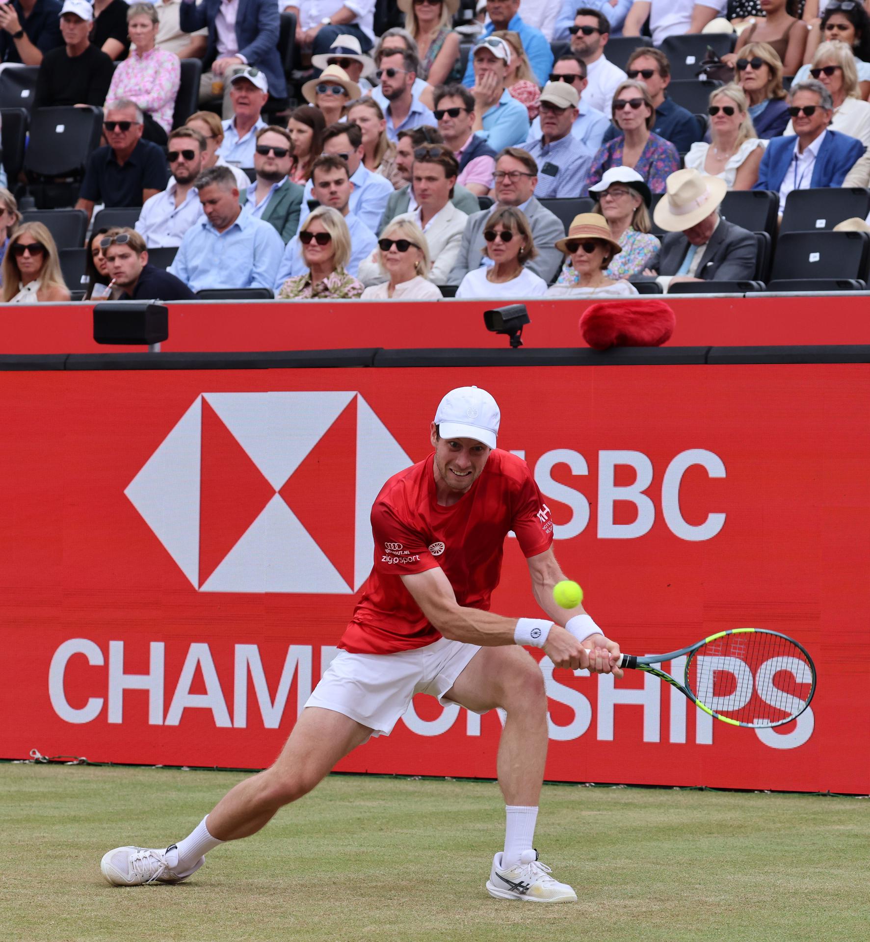 Tommy Paul será el rival de Alejandro Davidovich en los cuartos de final de Queen's, que se disputa en Londres y sobre hierba, después de que el estadounidense haya derrotado al neerlandés Botic van de Zandschulp por 7-6(3) y 6-3. EFE/EPA/ANDY RAIN
