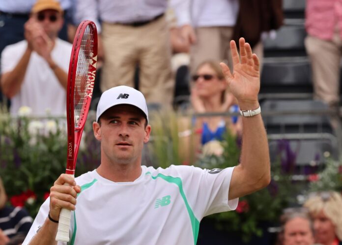 El estadounidense Tommy Paul celebra su victoria sobre el holandés Botic Van De Zandschulp, en el torneo de Queens. EFE/EPA/ANDY RAIN

