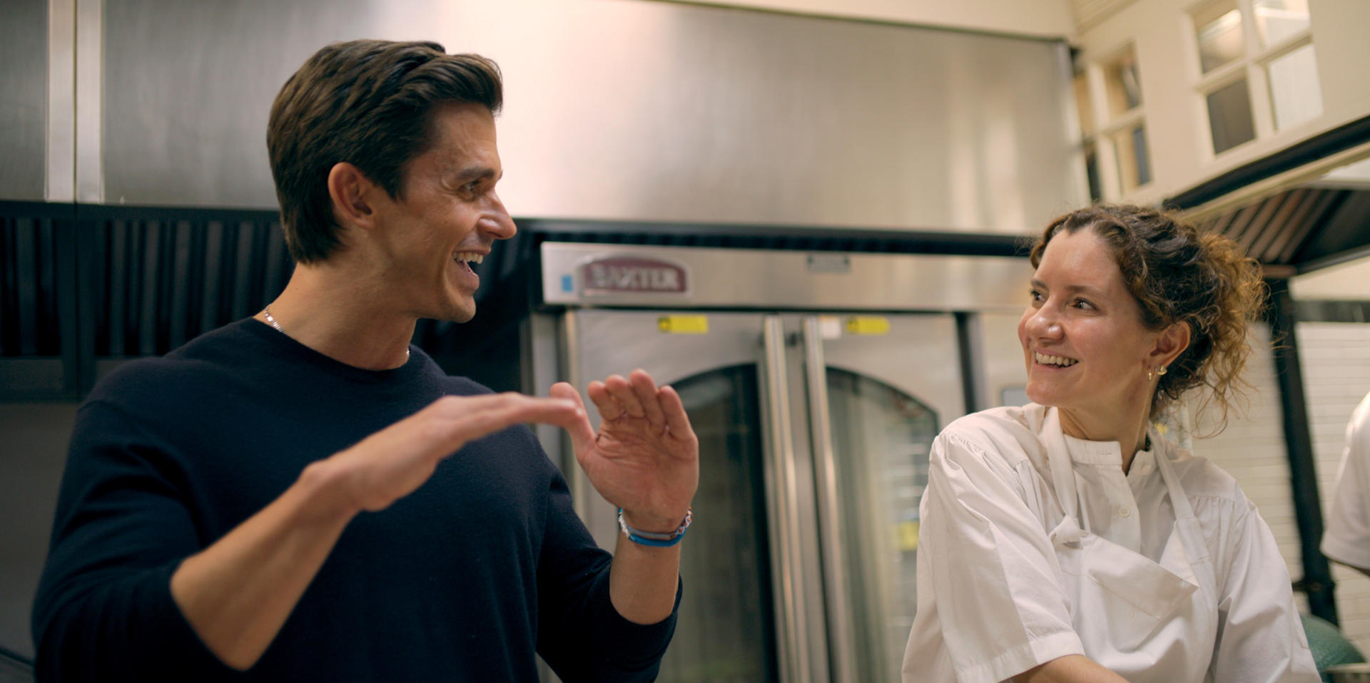 Fotografía cedida donde aparece el chef Antoni Porowski conversando con la chef Elena Reygadas en Ciudad de México (México). EFE/Alicia Vera/National Geographic
