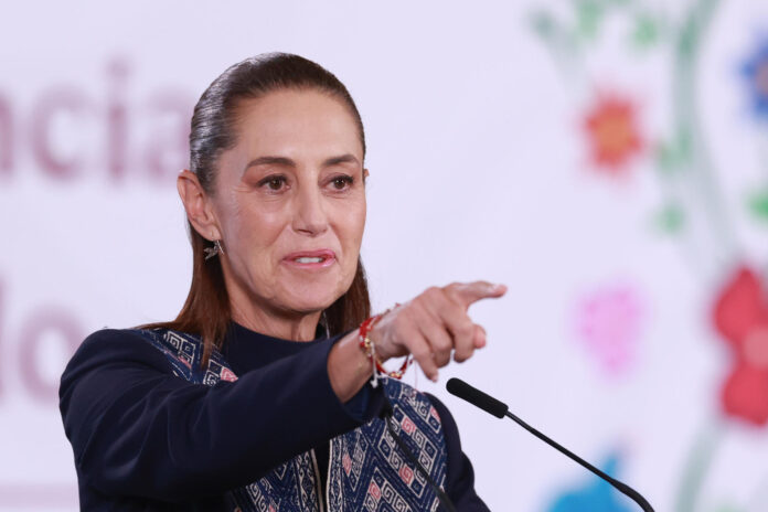 La presidenta de México, Claudia Sheinbaum, habla en una rueda de prensa este jueves, en el Palacio Nacional de Ciudad de México (México). EFE/ Mario Guzmán
