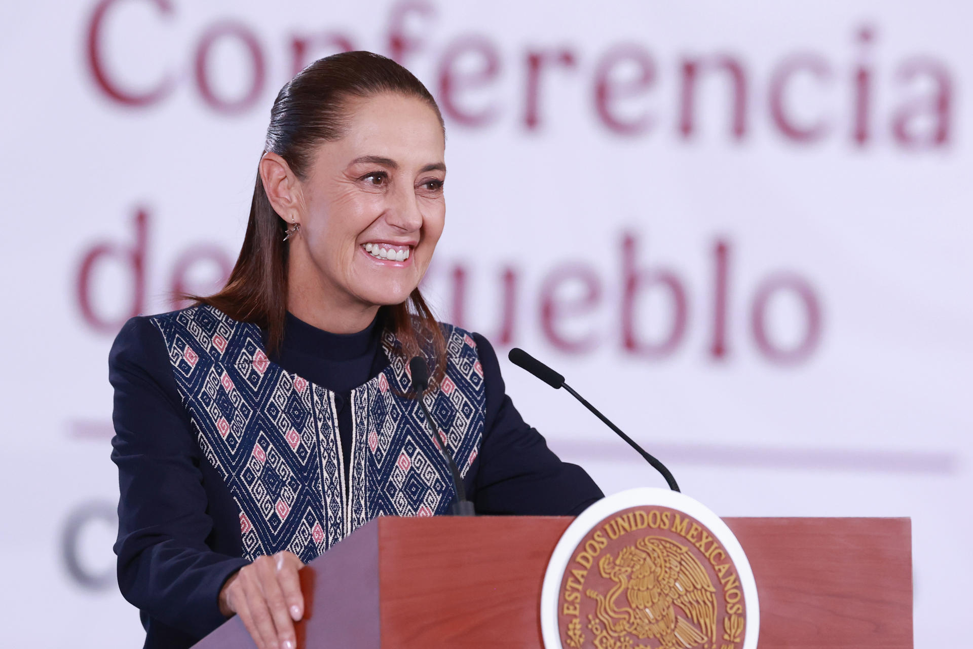 La presidenta de México, Claudia Sheinbaum, habla en una rueda de prensa este jueves, en el Palacio Nacional de Ciudad de México (México). EFE/ Mario Guzmán
