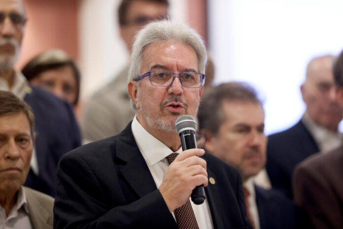 Fotografía de archivo, tomada el pasado 16 de abril, en la que se captó al presidente de la Unión Industrial Paraguaya (UIP), Enrique Duarte, durante una conferencia de prensa, en Asunción (Paraguay). EFE/Juan Pablo Pino
