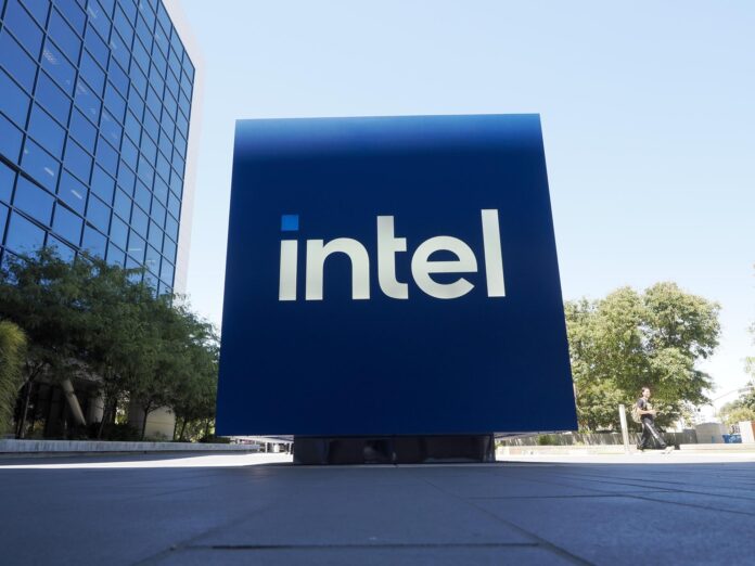 Fotografía de archivo del logo corporativo de la tecnológica estadounidense Intel, en la entrada principal de la compañía, en Santa Clara (CA, EE.UU.). EFE/John G. Mabanglo
