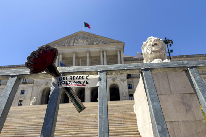 Centenares de personas se manifestaron este jueves frente al Parlamento de Portugal en Lisboa para protestar contra el proyecto de reforma laboral propuesto por el Gobierno de centroderecha del país cuando los diputados estaban debatiéndolo en el hemiciclo antes de que mañana sea sometido a votación. 