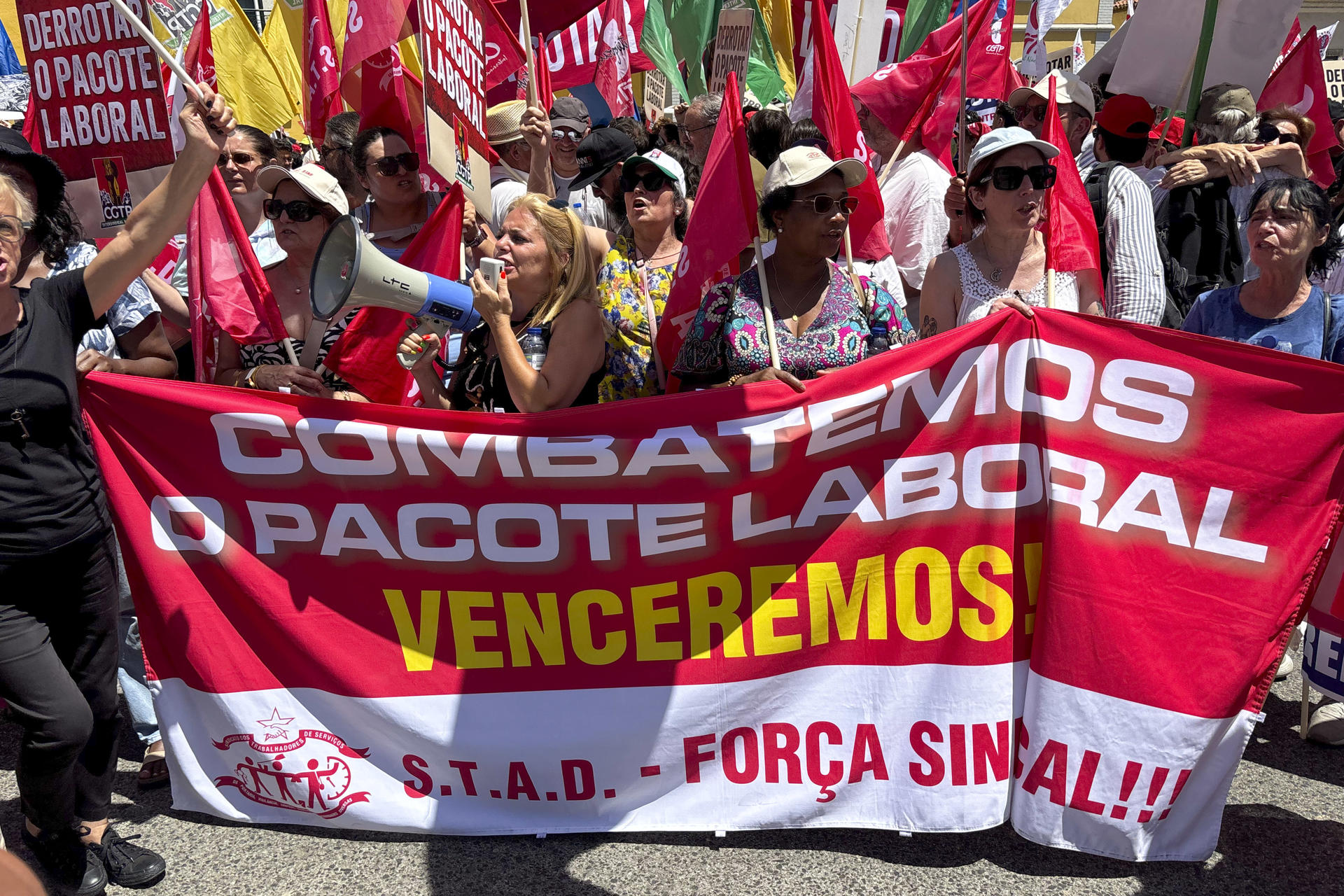 Centenares de personas se manifestaron este jueves frente al Parlamento de Portugal en Lisboa para protestar contra el proyecto de reforma laboral propuesto por el Gobierno de centroderecha del país cuando los diputados estaban debatiéndolo en el hemiciclo antes de que mañana sea sometido a votación. "Queremos que oigan a los portugueses, que oigan al pueblo", afirmó a EFE Paula Amaral, una trabajadora del sector alimentario desde 52 años que viajó desde Viseu hasta la capital portuguesa y que consideró que la propuesta del Ejecutivo liderado por el primer ministro Luís Montenegro "va a robarle muchos derechos a las madres" por permitir contratos y despidos más precarios. EFE/ Blas Díaz
