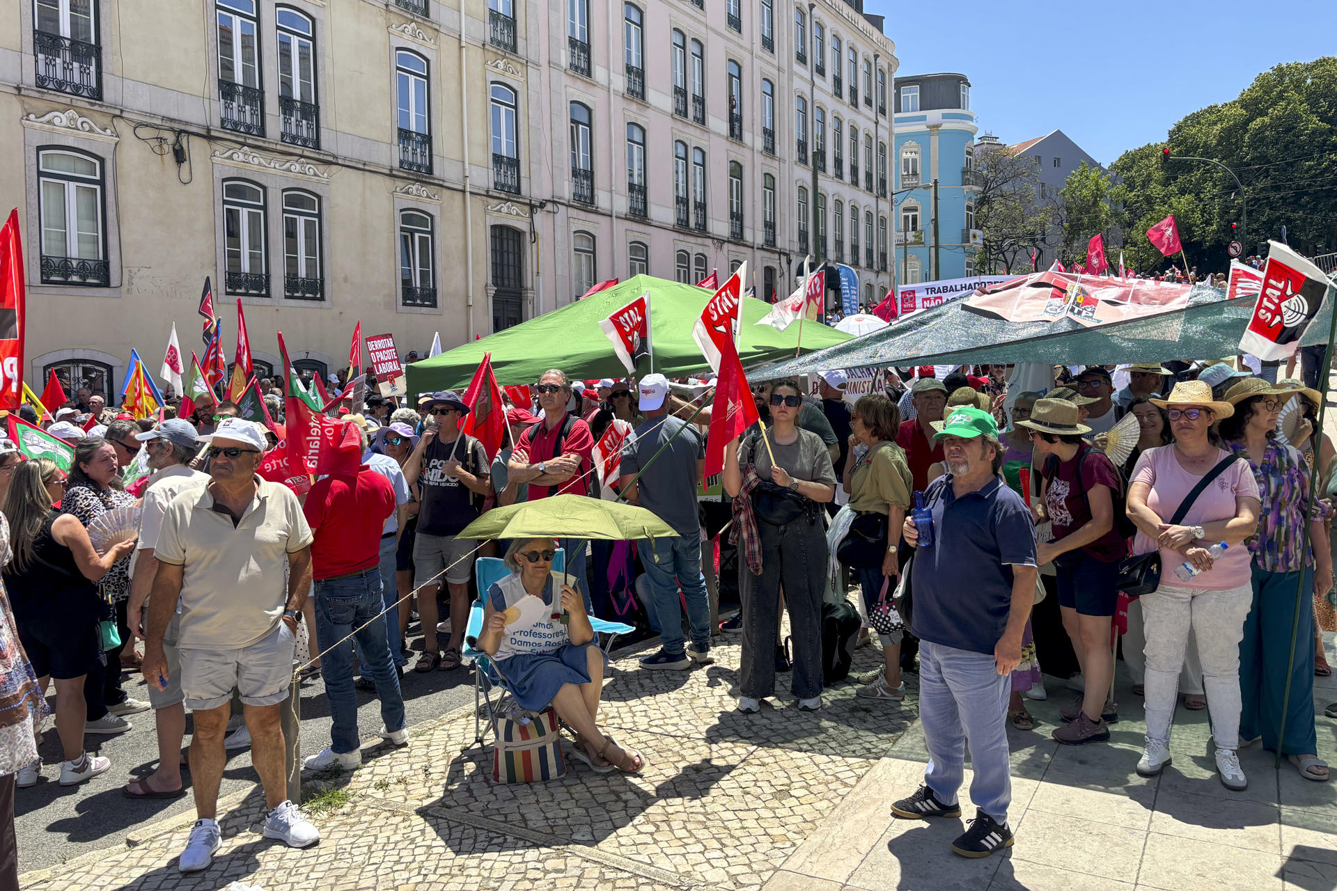 Centenares de personas se manifestaron este jueves frente al Parlamento de Portugal en Lisboa para protestar contra el proyecto de reforma laboral propuesto por el Gobierno de centroderecha del país cuando los diputados estaban debatiéndolo en el hemiciclo antes de que mañana sea sometido a votación. "Queremos que oigan a los portugueses, que oigan al pueblo", afirmó a EFE Paula Amaral, una trabajadora del sector alimentario desde 52 años que viajó desde Viseu hasta la capital portuguesa y que consideró que la propuesta del Ejecutivo liderado por el primer ministro Luís Montenegro "va a robarle muchos derechos a las madres" por permitir contratos y despidos más precarios. EFE/ Blas Díaz
